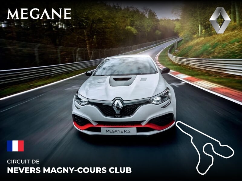 Voiture Renault Megane R.S. blanche sur circuit de Nevers Magny-Cours, entourée d'arbres et barrières de sécurité.