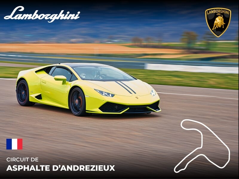 Voiture de sport Lamborghini jaune roulant rapidement sur le circuit d'asphalte d'Andrézieux en France, paysage flou en arrière-plan.