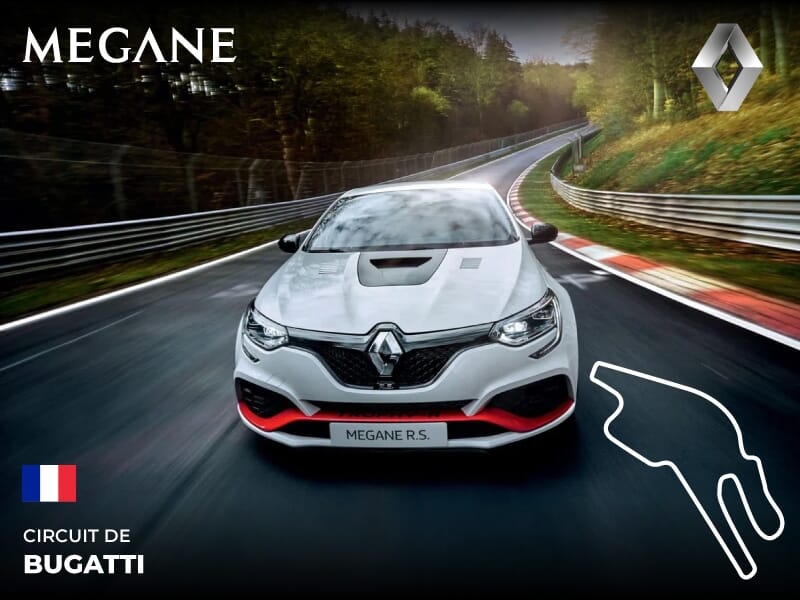 Voiture Renault Megane R.S. blanche sur circuit Bugatti du Mans, entourée d'arbres et barrières de sécurité.