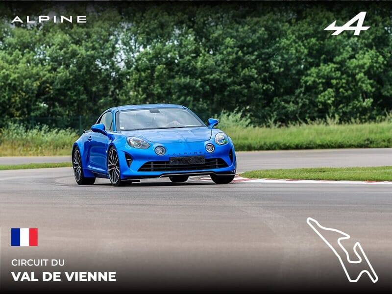 Voiture de sport Alpine bleue sur circuit automobile du Val de Vienne, virage en asphalte avec arbres en arrière-plan
