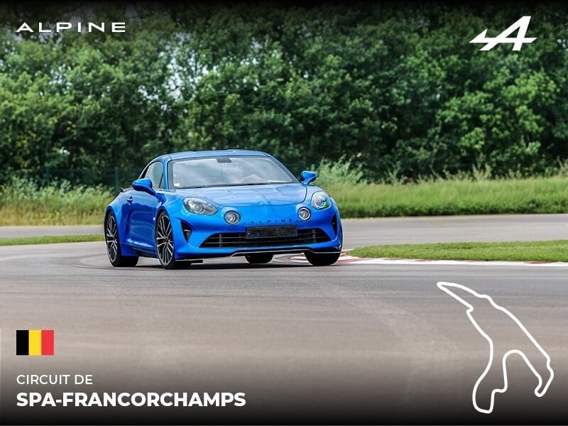 Voiture de sport Alpine bleue sur circuit de Spa-Francorchamps, virage en asphalte avec arbres en arrière-plan.